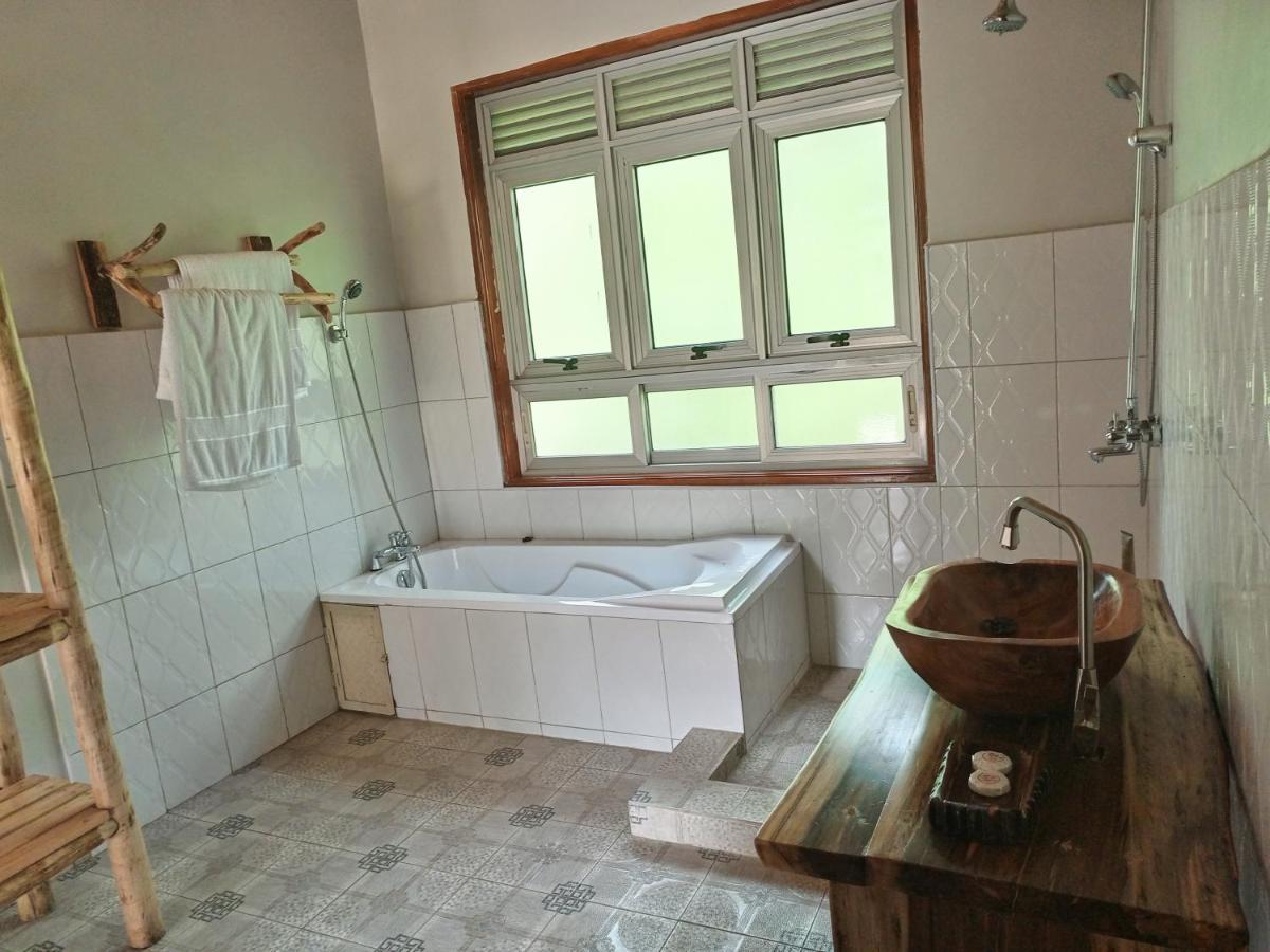 Chimpanzee Capital Safari Lodge Bigodi エクステリア 写真