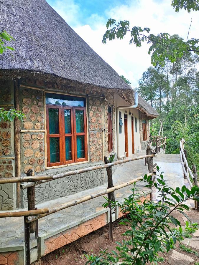 Chimpanzee Capital Safari Lodge Bigodi エクステリア 写真