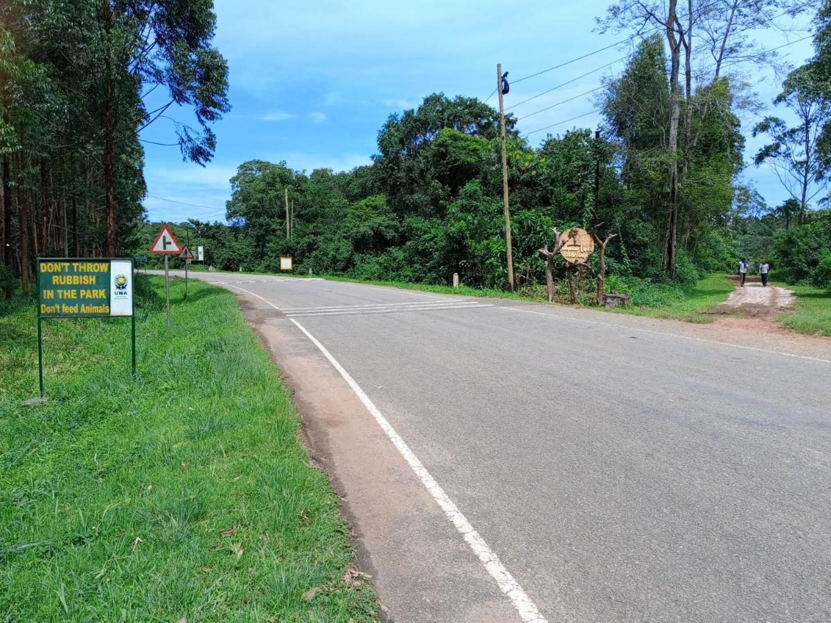 Chimpanzee Capital Safari Lodge Bigodi エクステリア 写真