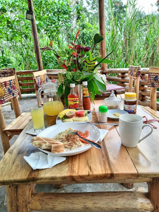 Chimpanzee Capital Safari Lodge Bigodi エクステリア 写真