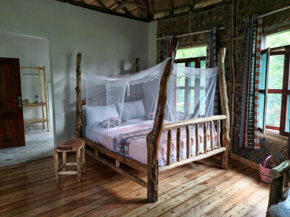 Chimpanzee Capital Safari Lodge Bigodi エクステリア 写真