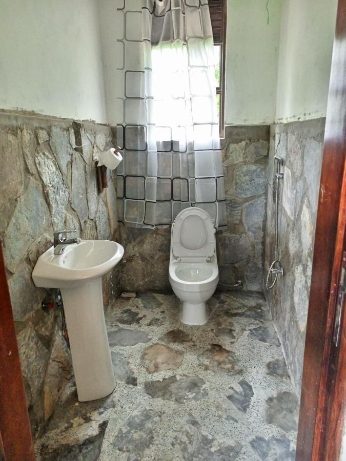 Chimpanzee Capital Safari Lodge Bigodi エクステリア 写真