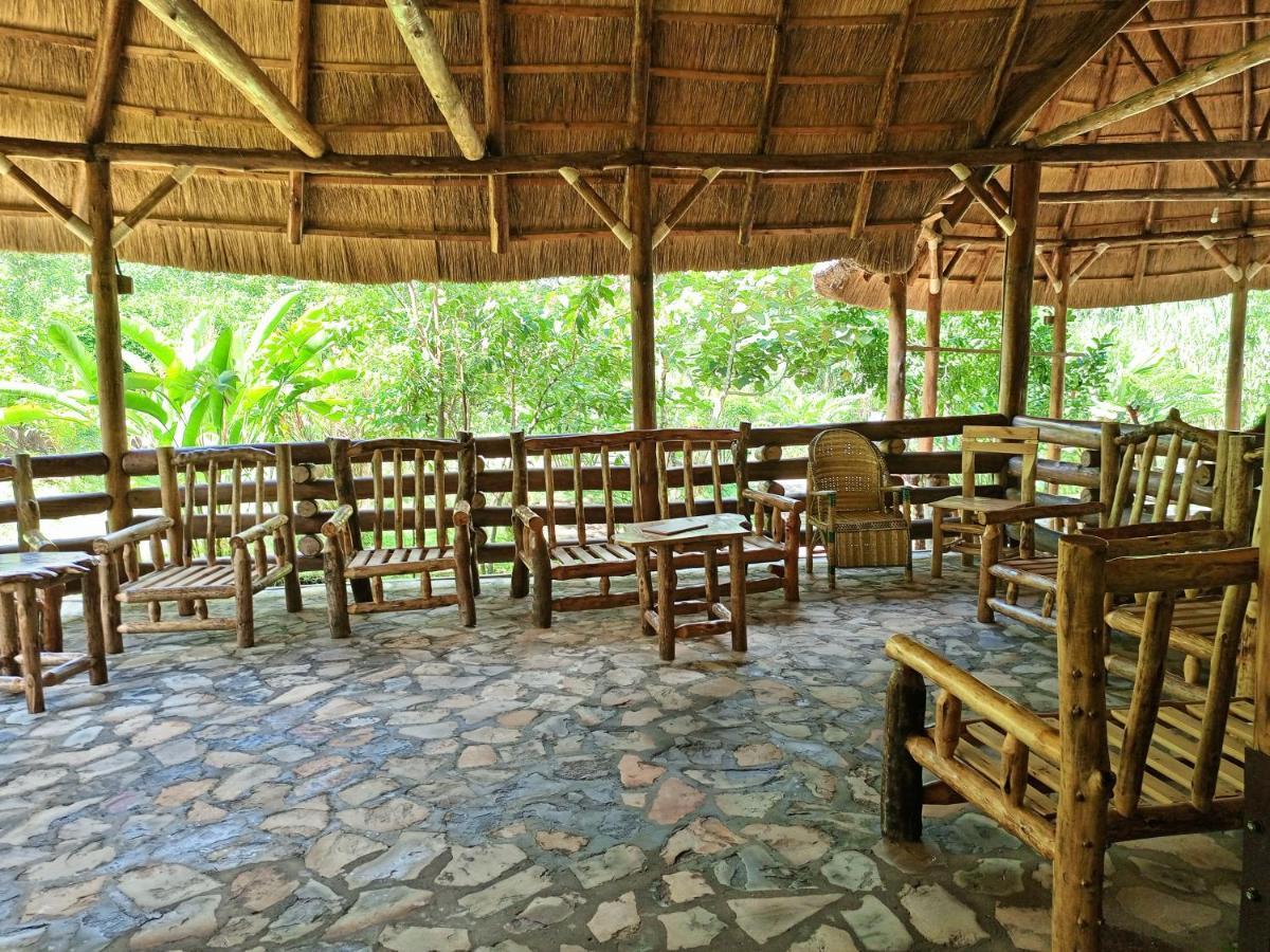Chimpanzee Capital Safari Lodge Bigodi エクステリア 写真