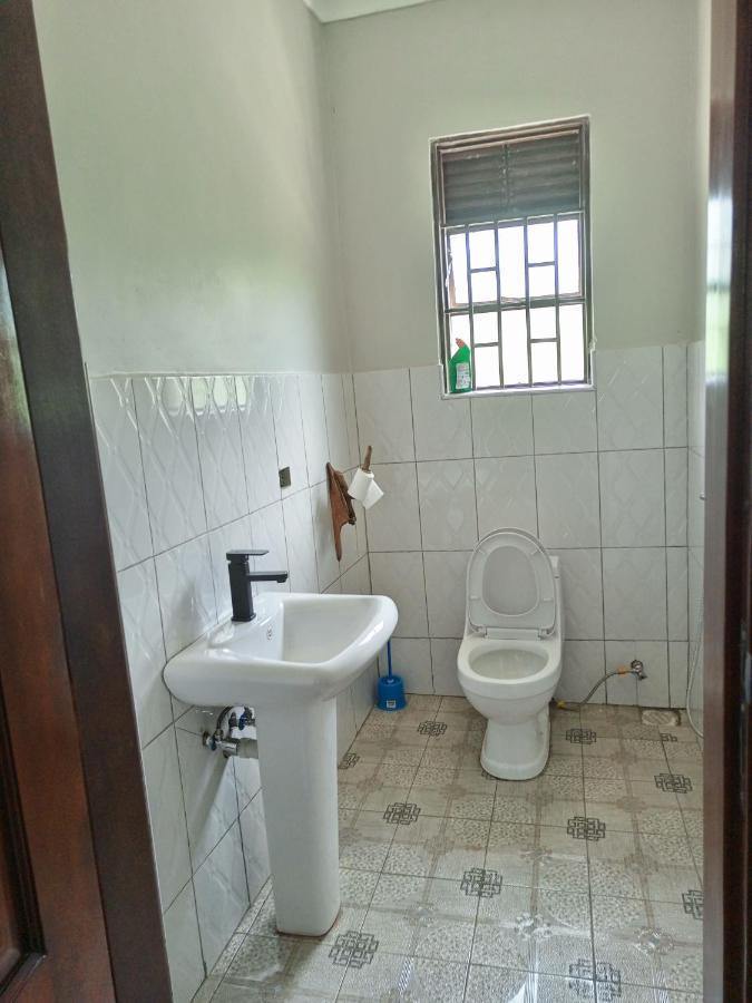 Chimpanzee Capital Safari Lodge Bigodi エクステリア 写真