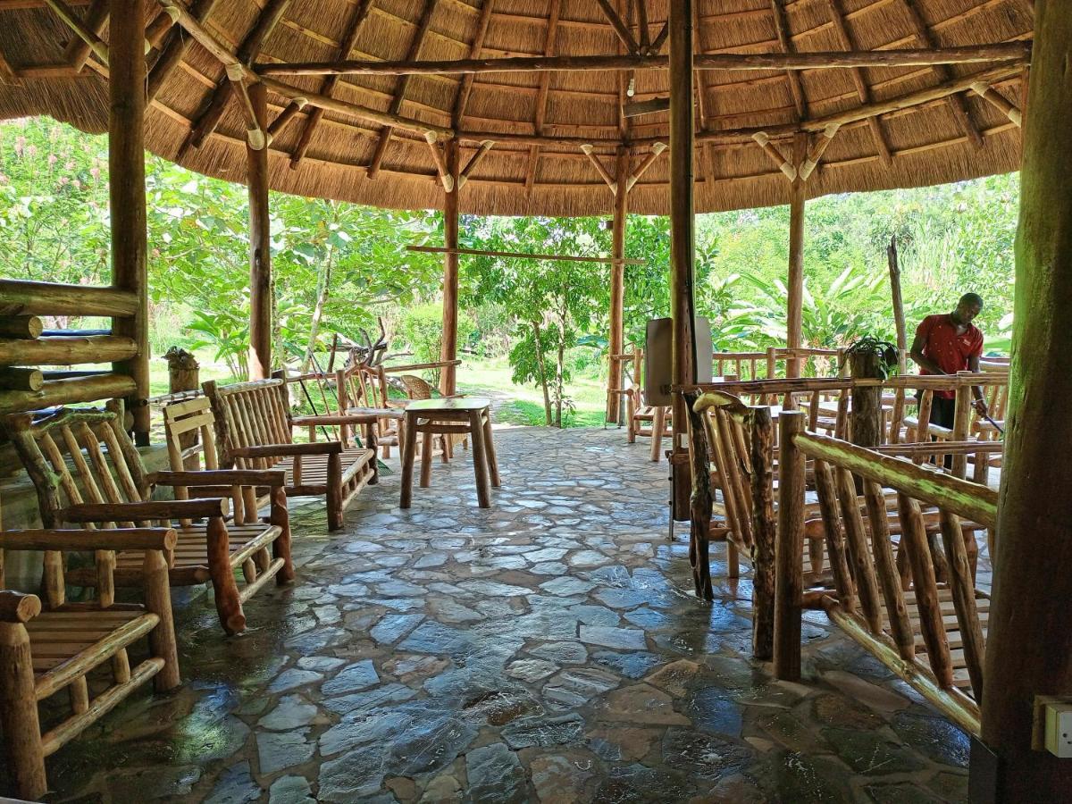 Chimpanzee Capital Safari Lodge Bigodi エクステリア 写真