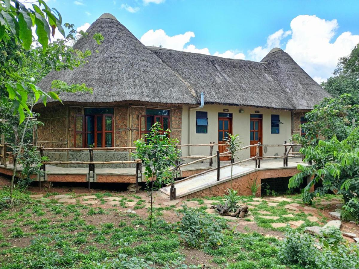 Chimpanzee Capital Safari Lodge Bigodi エクステリア 写真