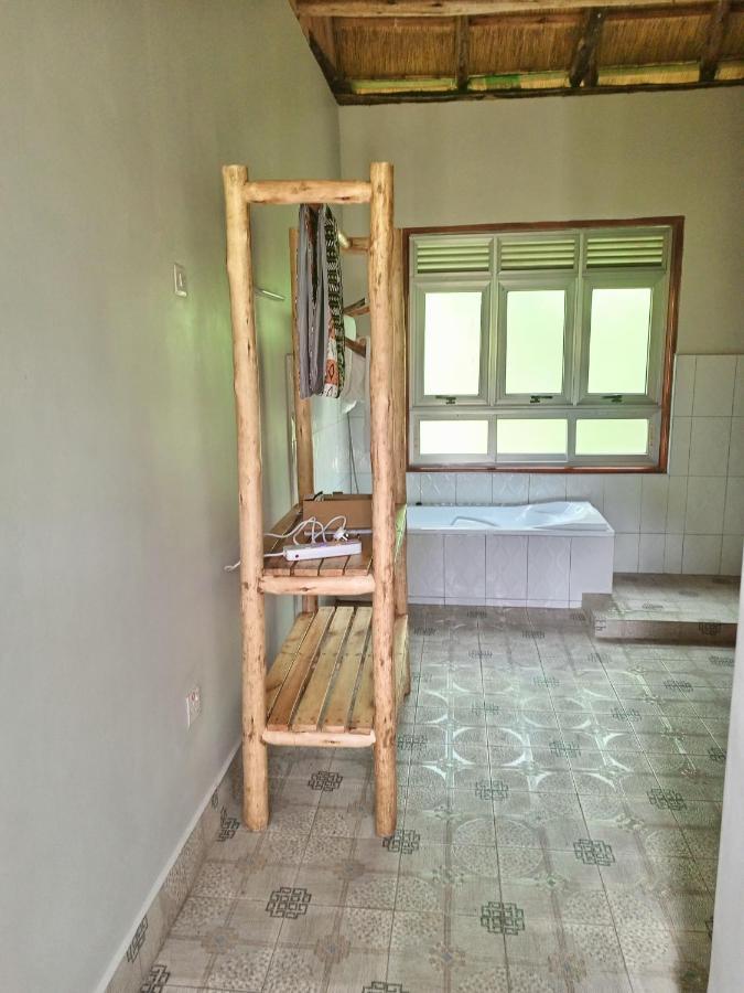 Chimpanzee Capital Safari Lodge Bigodi エクステリア 写真